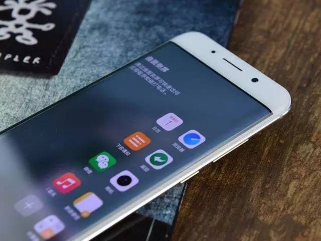 水凝膜为什么比屏幕小,水凝膜真的比钢化膜好用吗