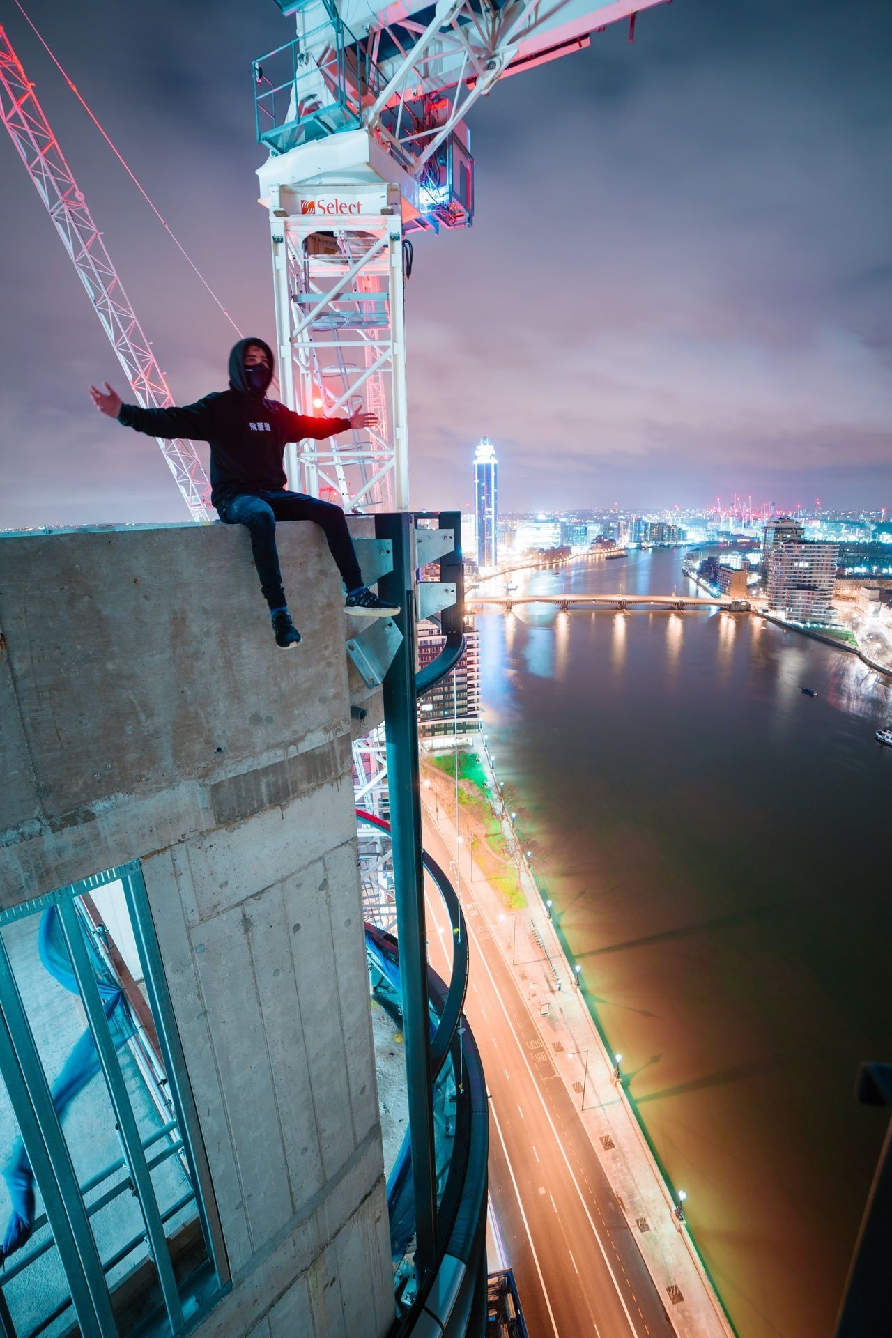 极限运动高楼攀岩视频,蜘蛛侠迈尔斯超帅自拍