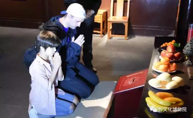 英国父子到山东临淄习练古代蹴鞠