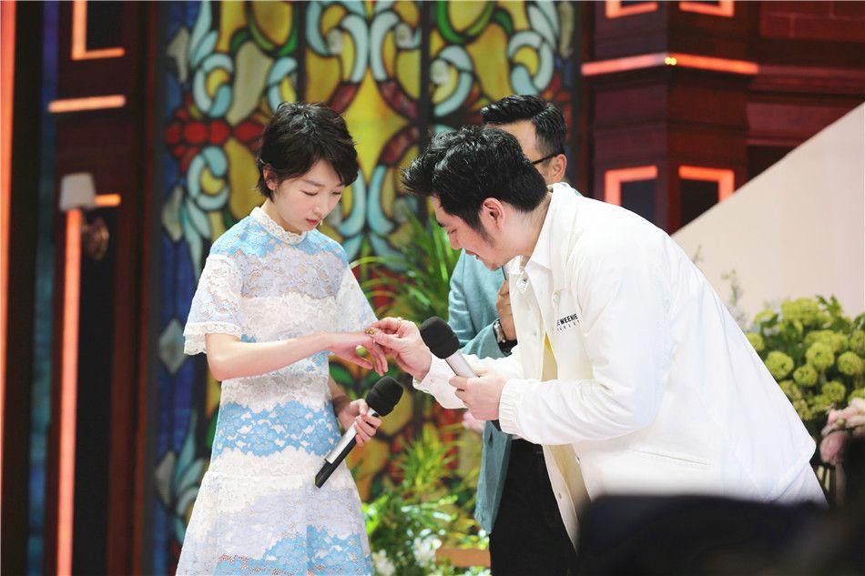 迪玛希献花周冬雨,周冬雨和迪玛希插画