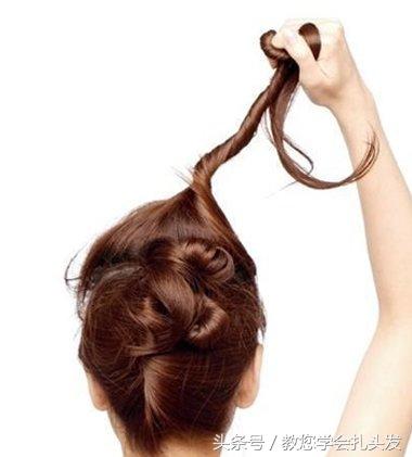 简单的发型给你带来不一样美,很引人注意的发型简单又好看