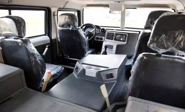 车标有点像保时捷的越野车,有点像倒三角形车标的越野车