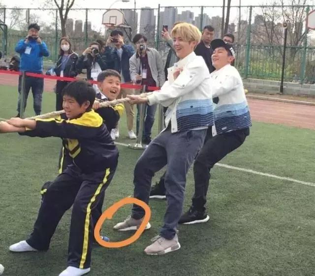 和孩子拔河，鹿晗李晨的鞋子严重变形，这也太拼了吧