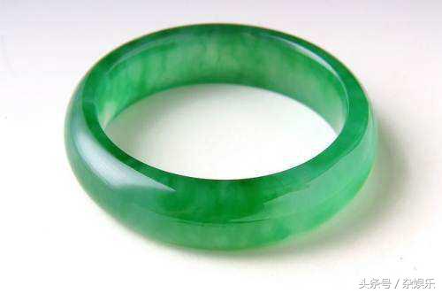 男女间送哪些礼物代表喜欢,女孩给男生送什么礼物能代表爱情