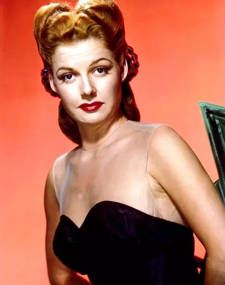 矮胖女孩丑照被人寄给选美赛，她竟因此赢得大奖踏上璀璨星途