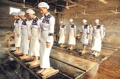 苏州超市员工脚踩冰箱里的食品,超市员工脚踩冻货视频