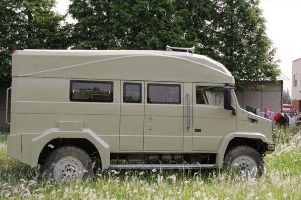 车标有点像保时捷的越野车,有点像倒三角形车标的越野车