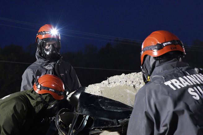 防御核战争的地下室构造图,人类建造基地防护僵尸