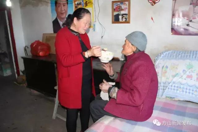 离石照顾老人,伺候婆婆尽心尽力