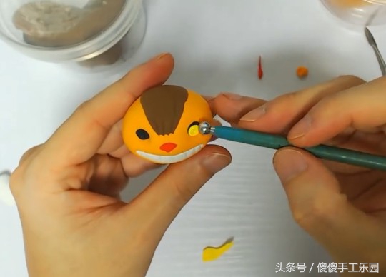 创意diy粘土制作,还记得宫崎骏动画里的(龙猫)猫巴士吗