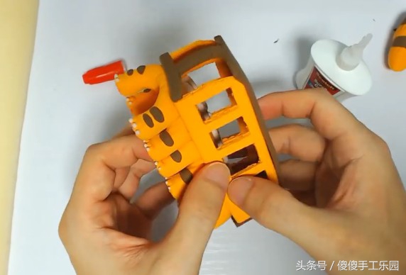 创意diy粘土制作,还记得宫崎骏动画里的(龙猫)猫巴士吗