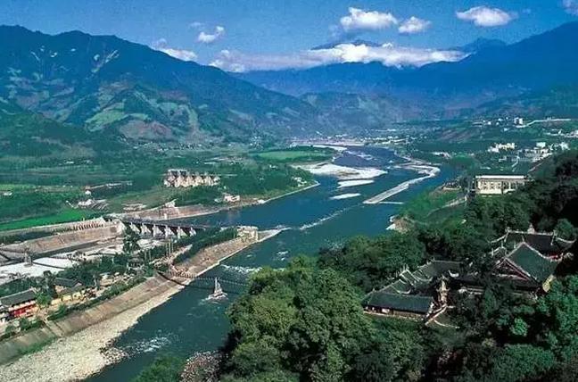 四川房车露营,川藏线上最火的房车露营基地