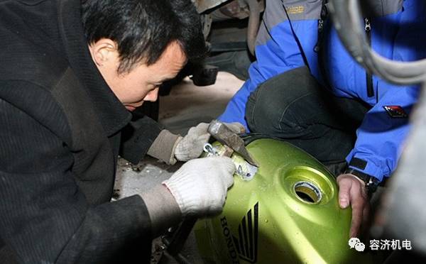 摩托车油箱凹陷如何恢复,摩托车油箱凹陷如何处理