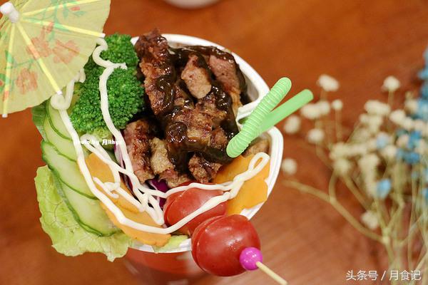 可边走边吃的牛排杯，美食新体验