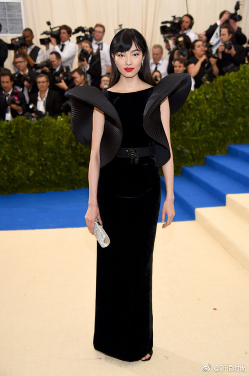 大幂幂大表姐美得稳妥可我更喜欢“玩很大”的日日和水果姐！