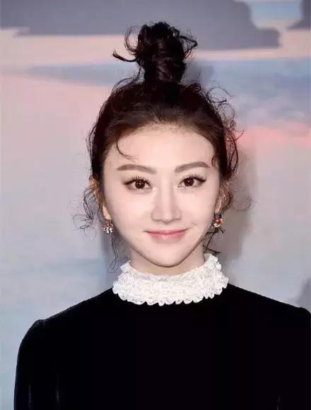 丸子头升级啦！这款炸毛丸子头，拯救你的大额头！