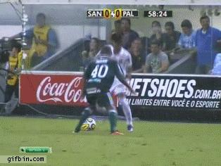 足球过人失败搞笑集锦gif,足球过人技巧慢动作gif