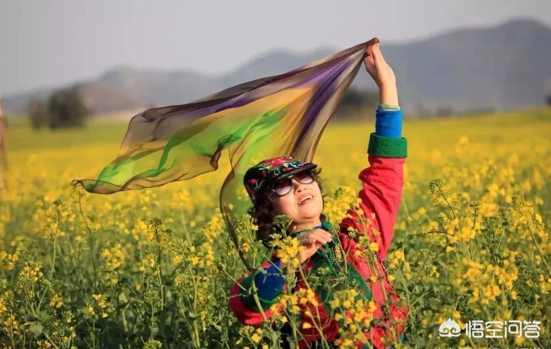 为啥阿姨们喜欢戴丝巾,阿姨们照相戴7条丝巾