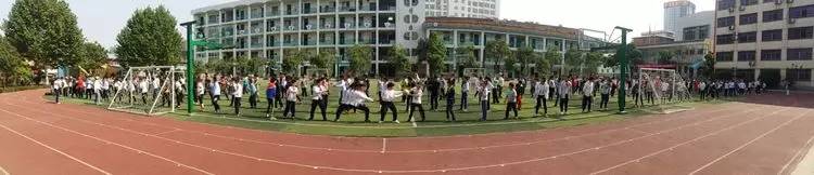 西工区实验小学体育嘉年华之春季趣味运动会第一天纪实