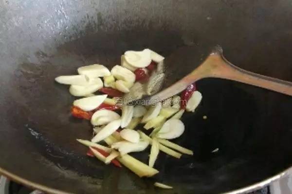 吃素就吃蛋白质丰富得豆腐，好吃到连盘子都能吃掉