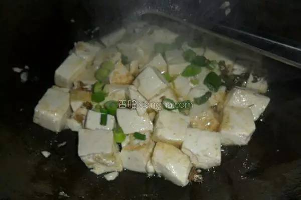 豆腐的这种做法太下饭了，咬一口会爆汁，孩子把盘子都舔干净