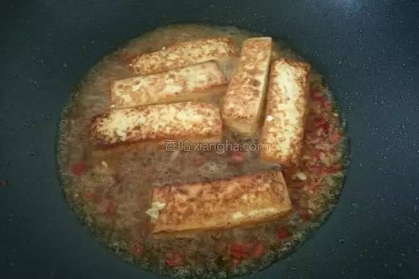 豆腐的这种做法太下饭了，咬一口会爆汁，孩子把盘子都舔干净