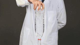 一个杯子倒各种饮料魔术,一个倒水的魔术教学