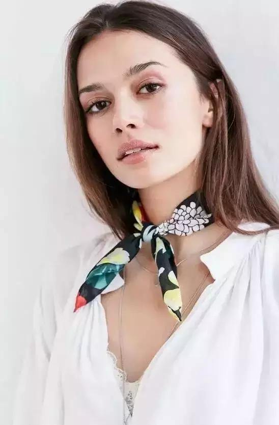 夏天丝巾系法大全,夏天长方形丝巾搭白衬衫的系法