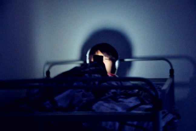 年轻人玩手机对身体的危害,健康科普长期睡前玩手机危害