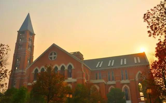 这所颜值逆天的学校，不仅是剧组常驻地，连教授都是国内一线明星