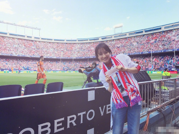 吴昕看马德里竞技比赛,吴昕巴黎街拍图片