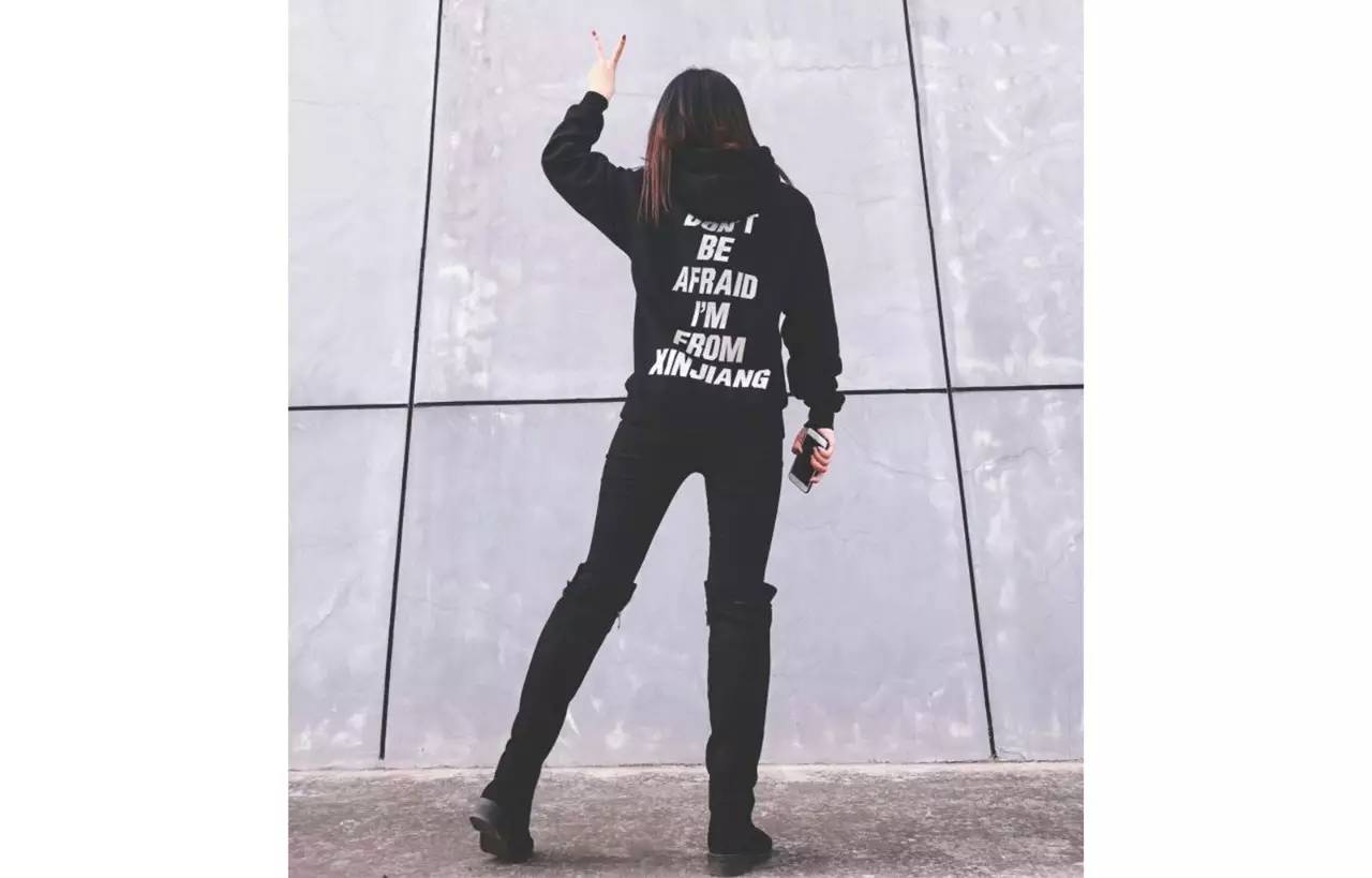 她们为别人穿的衣服，最后都一件一件脱了下来