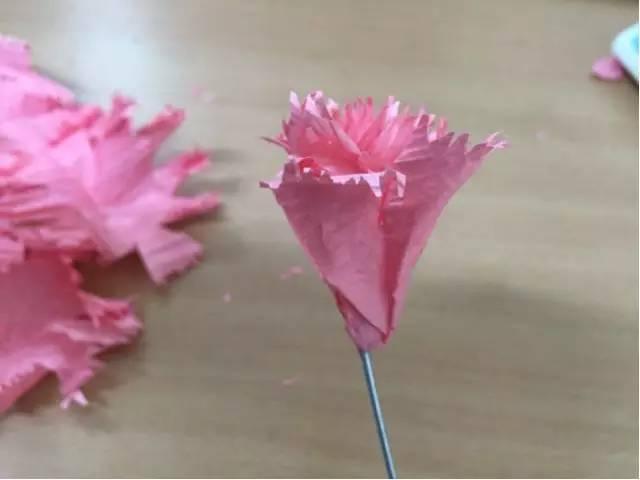 母亲节礼物手工康乃馨用卫生纸折,母亲节的康乃馨怎么做视频