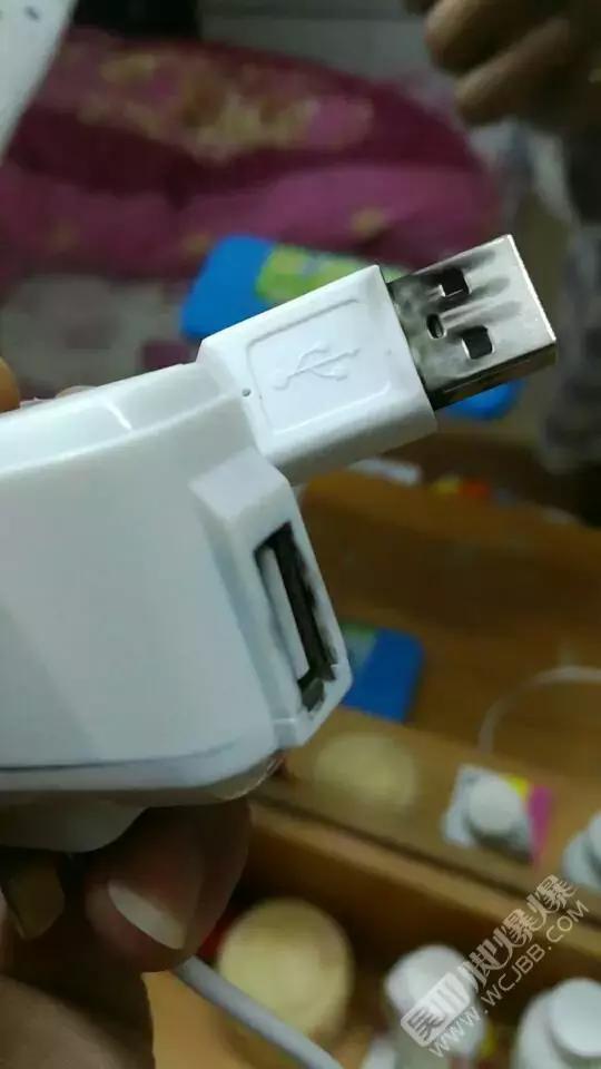 吴川网友刚买手机,结果手机充电接口竟然烧焦了!