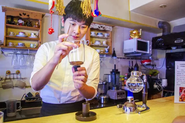 和喜欢的人下午喝咖啡,咖啡店和喜欢的人一起去