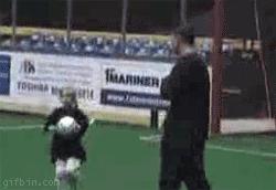 足球搞笑GIF（30）：女足*力暴**起来，比男足可怕多了