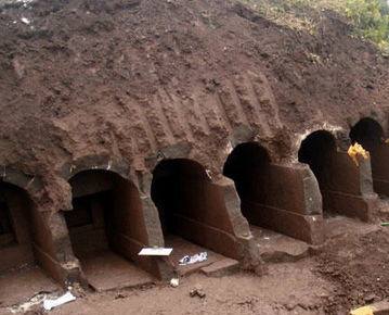 退路封死后，他们无意间发现墓道又通往了另一个方向