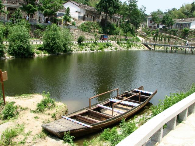 清凉寨里水云间，旅客都称桃花源