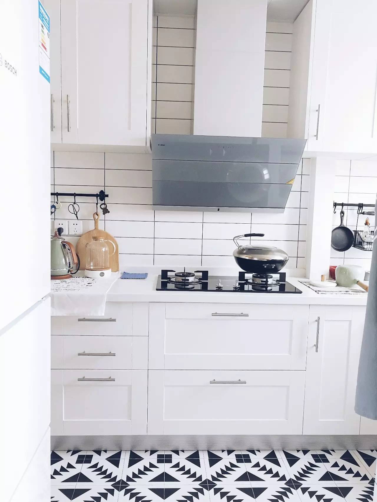 她改了两扇门，将家装成网图中的模样