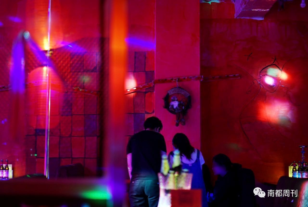 女同性恋酒吧的放纵与孤独