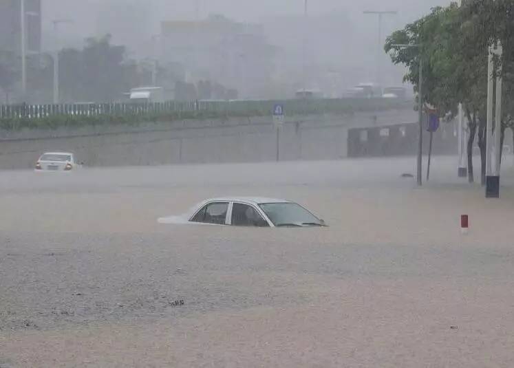 朋友圈霸屏的男人是谁啊,霸屏朋友圈的男人直播