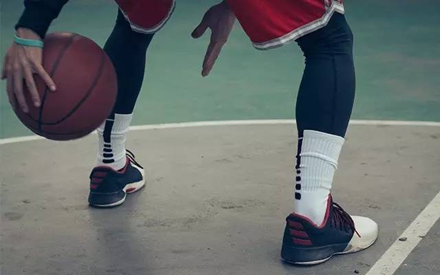 板鞋打球磨脚怎么办,打球磨脚是鞋问题还是袜子