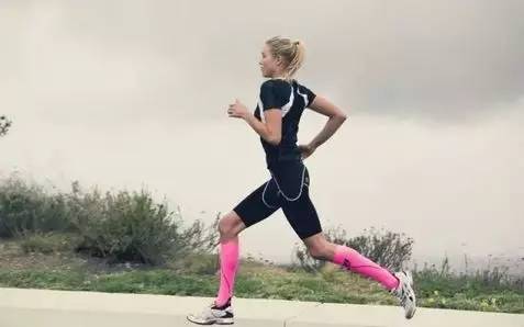 压缩袜跑步,压缩袜能提高跑步成绩吗