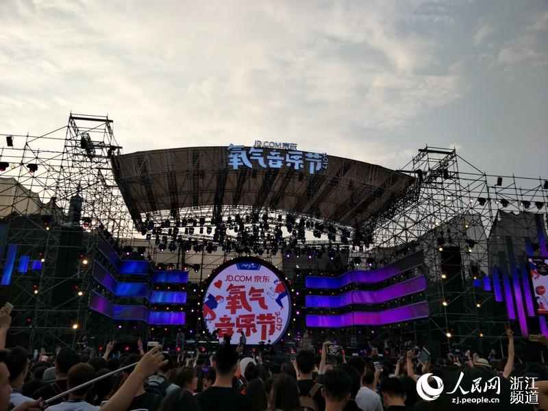 2013氧气音乐节萧敬腾,萧敬腾演唱会雨神