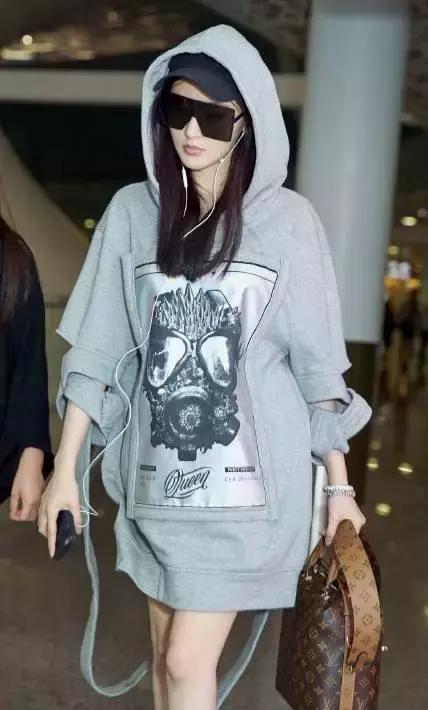 女明星把它宠上了天，一年四季走哪儿带它！