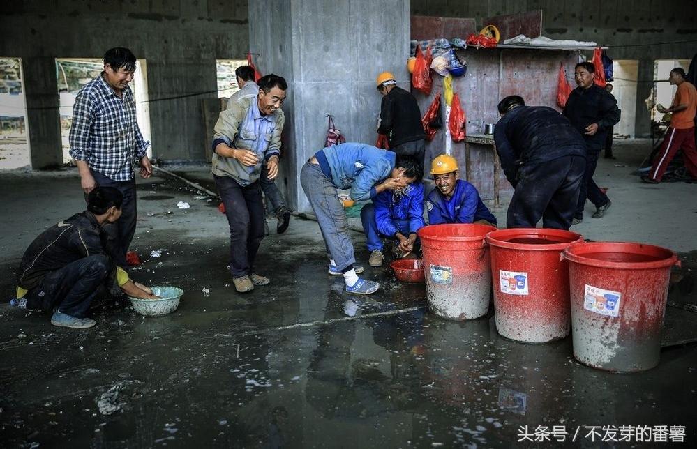 实拍农民工吃晚饭视频大全,农民工中午吃饭视频真实