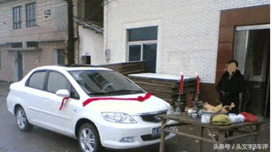 新车绑红布条有什么危害,新车挂的红布有什么讲究