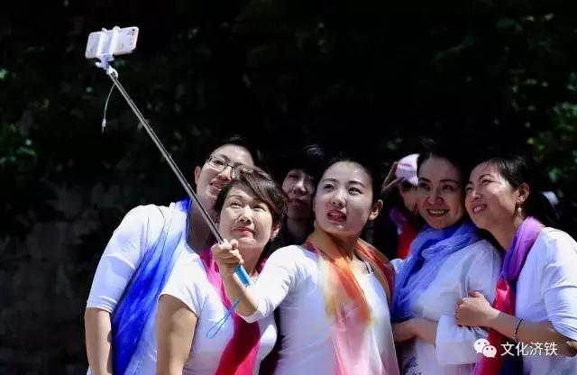 “健康济铁·瑜你同行”室外瑜伽暨摄影采风在袁洪峪举行