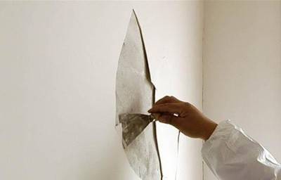 墙底没铲干净腻子裂缝怎么补救,墙腻子层裂掉怎么修