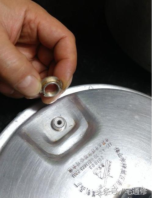 高压锅手柄处漏气维修视频,高压锅气阀顶不上去怎么回事
